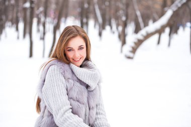 Kürk yelekli güzel esmer bir kızın portresi.