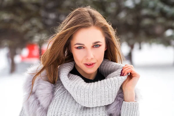 Close up portret młodej pięknej brunetki w szary sw — Zdjęcie stockowe