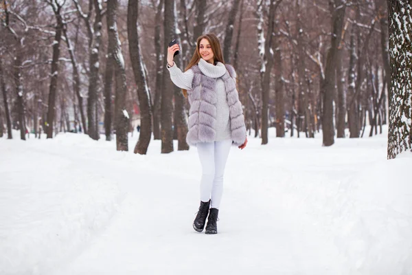 Moda menina no tempo de inverno — Fotografia de Stock