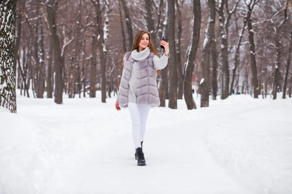 Fashion young girl in the winter time — 스톡 사진