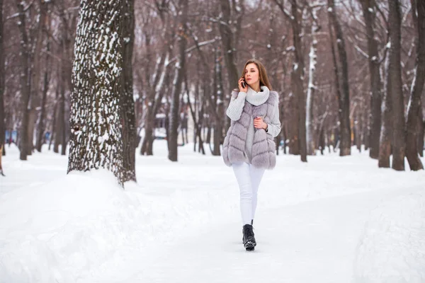 Fashion jong meisje in de winter tijd — Stockfoto