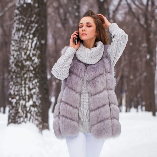 Módní mladá dívka v zimním čase — Stock fotografie