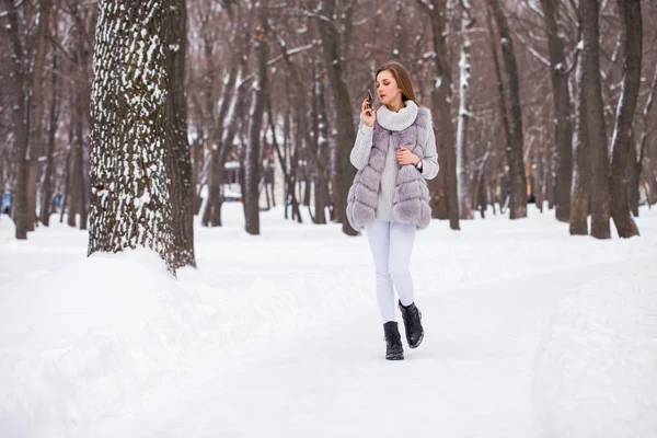 Fashion jong meisje in de winter tijd — Stockfoto