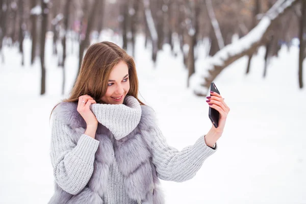 Mode jeune fille dans le temps d'hiver — Photo