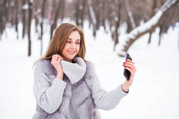 Moda menina no tempo de inverno — Fotografia de Stock