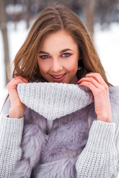 Retrato de uma jovem linda menina morena em colete de pele posando i — Fotografia de Stock