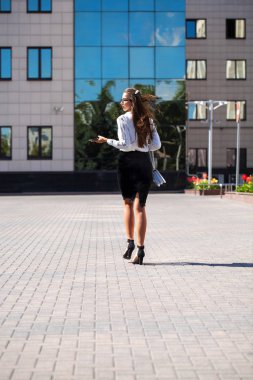 Telefon ederken genç esmer kadın 