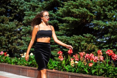 Etek ve siyah sütyen seksi güzel genç esmer kadın, posi