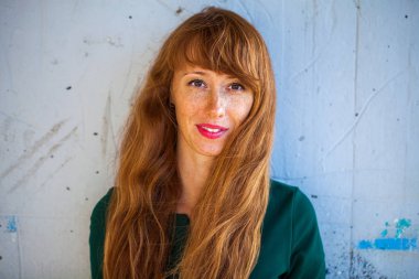 Mutlu Portre kızıl saçlı kadın