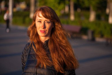 Mutlu Portre kızıl saçlı kadın