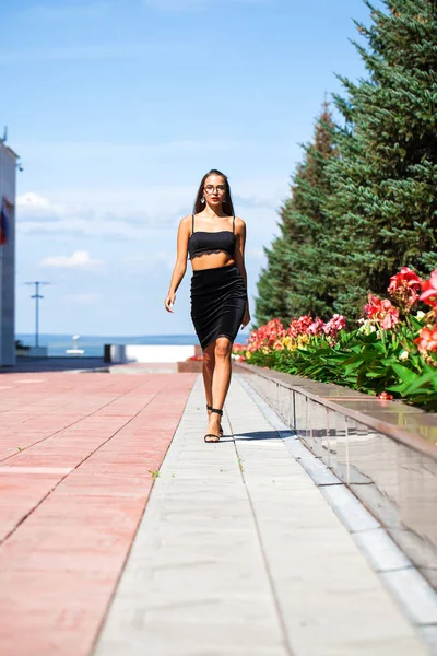 Sexy woman walking in summer street — Stock Photo, Image