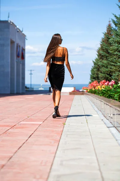 Femme sexy marchant dans la rue d'été — Photo
