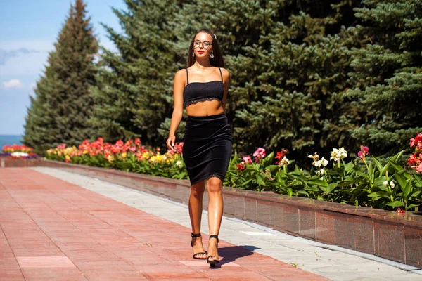 Sexy woman walking in summer street — Stock Photo, Image