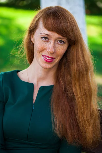 Vacker ung röd hår kvinna poserar på Summer Park — Stockfoto