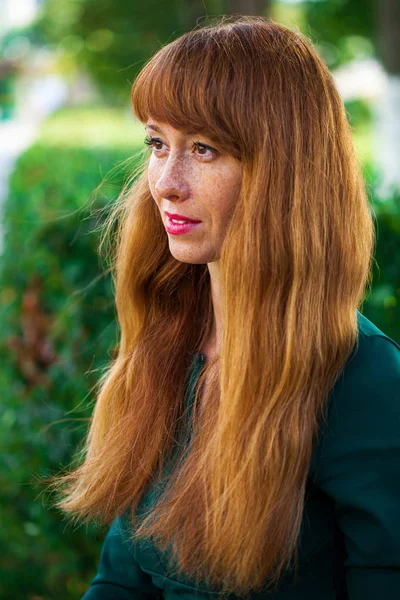 Bella giovane donna capelli rossi in posa sul parco estivo — Foto Stock