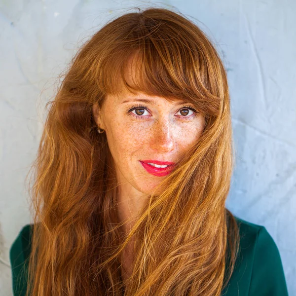 Boldog portré vörös hajú nő — Stock Fotó