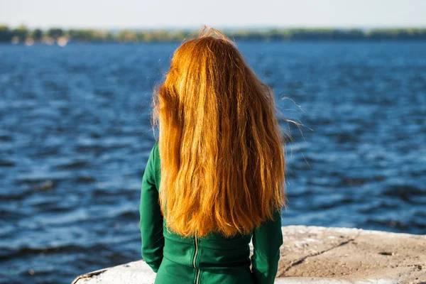 Indietro vista femminile dai capelli rossi ragazza — Foto Stock