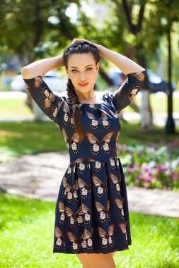 Portre yakın çekim genç güzel esmer kadın