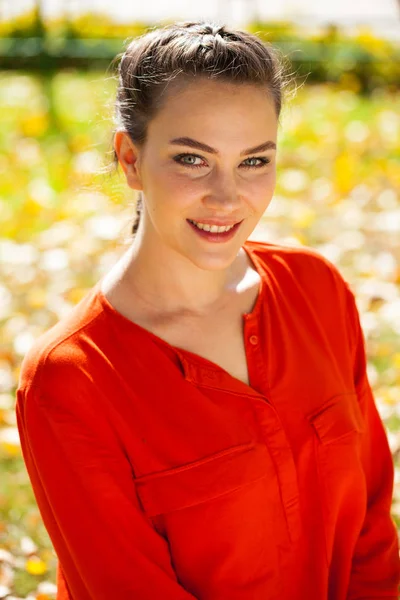 Portrait close up of young beautiful brunette woman — Stock Photo, Image