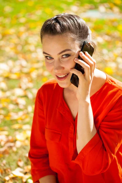 Portré közelről fiatal gyönyörű barna nő a piros inget — Stock Fotó