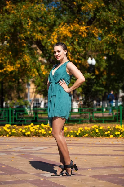 Joven hermosa mujer en vestido azul oscuro caminando en el verano s — Foto de Stock