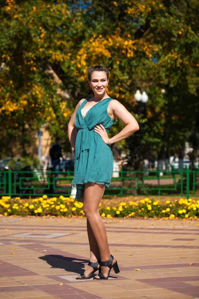 Jovem mulher bonita em vestido azul escuro andando no verão s — Fotografia de Stock