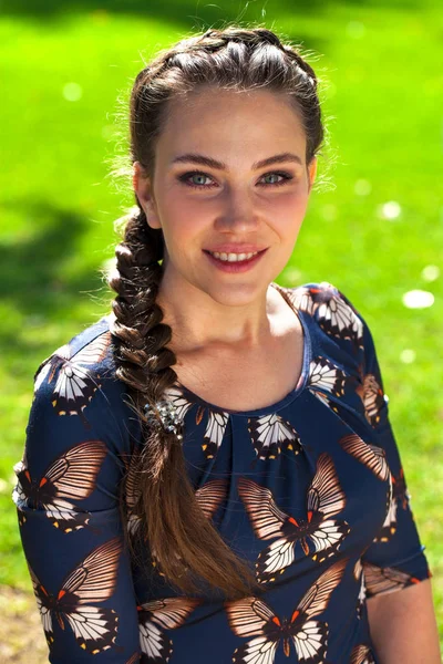 Retrato close-up de jovem bela mulher morena — Fotografia de Stock