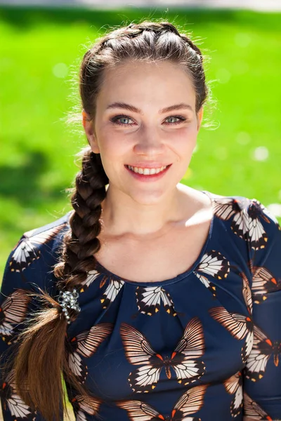 Retrato close-up de jovem bela mulher morena — Fotografia de Stock