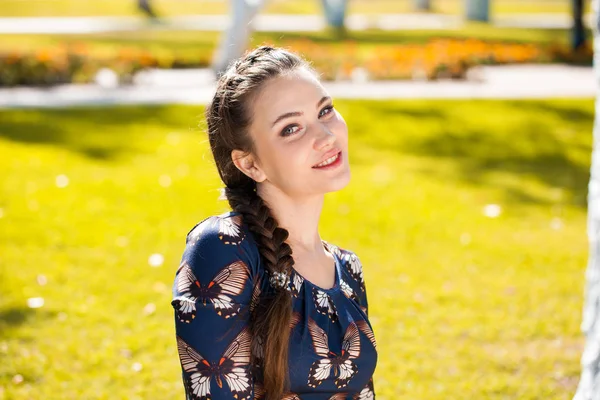 Retrato close-up de jovem bela mulher morena — Fotografia de Stock