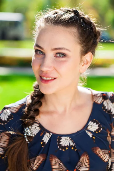 Portret close up van jonge mooie brunette vrouw — Stockfoto