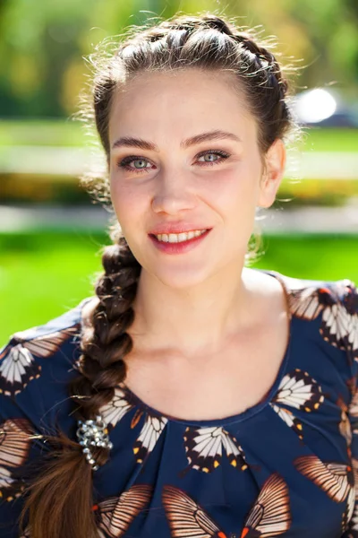 Portret close up van jonge mooie brunette vrouw — Stockfoto