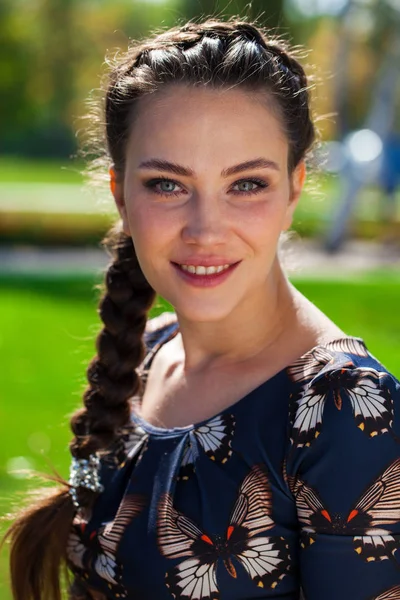 Retrato de cerca de la joven hermosa morena — Foto de Stock