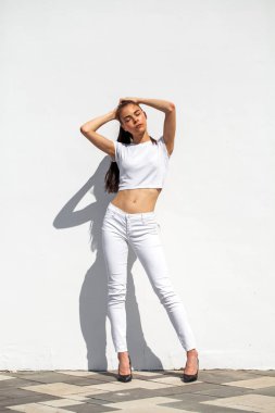 Model testleri. Genç güzel esmer model bir whi karşı poz