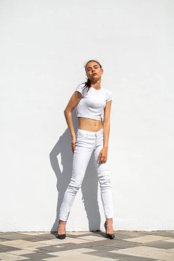 Model testleri. Genç güzel esmer model bir whi karşı poz