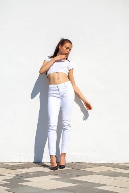 Model testleri. Genç güzel esmer model bir whi karşı poz