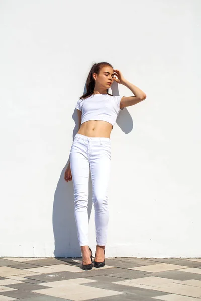 Model tests. Young beautiful brunette model posing against a whi — Stock Photo, Image