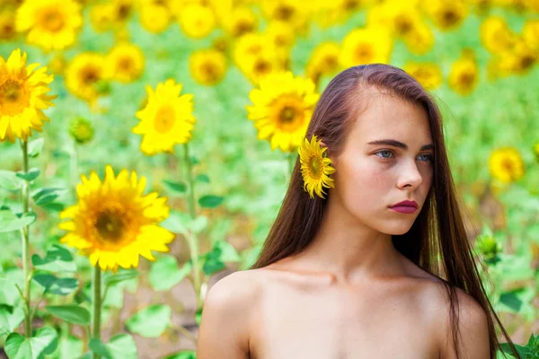 Zdjęcie ładnej brunetki kobieta w słoneczniki pole — Zdjęcie stockowe