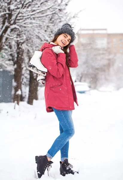 Fashion jong meisje in de winter tijd — Stockfoto