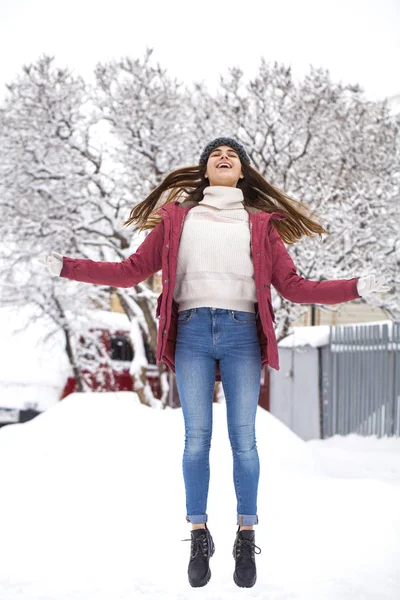 Modă fată tânără în timpul iernii — Fotografie, imagine de stoc