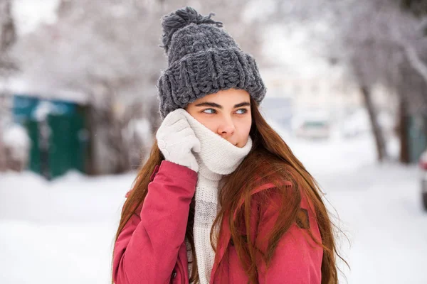 Moda jovem mulher no tempo de inverno — Fotografia de Stock