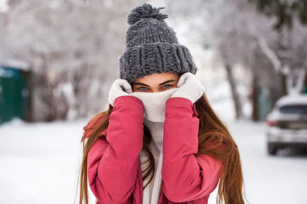 Fashion young woman in the winter time — Stock Photo, Image