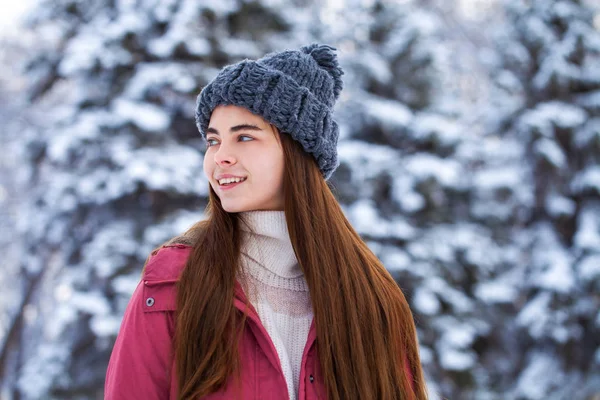 Moda mujer joven en el tiempo de invierno —  Fotos de Stock