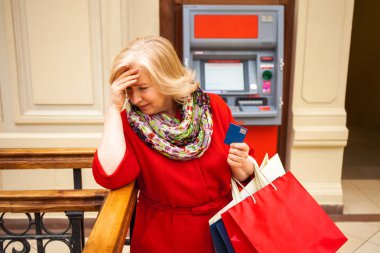 Emeklinin ATM 'den para çektiği