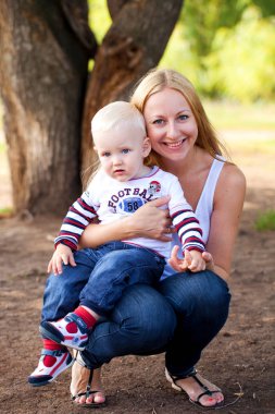 Genç anne iki yaşındaki oğlu ellerinde tutan