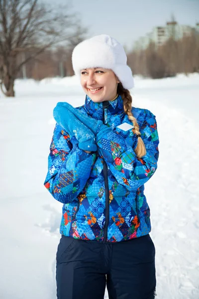 Glückliche Frau im Wintertag — Stockfoto