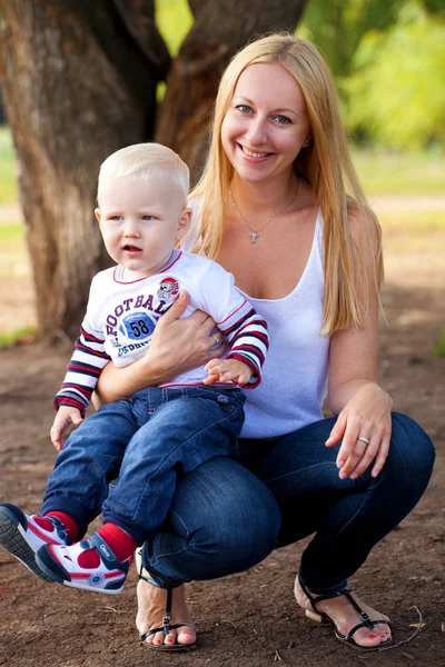 Giovane madre con suo figlio — Foto Stock