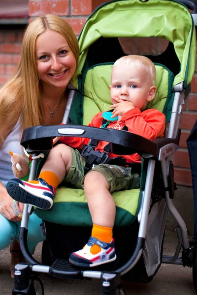 Moeder met twee jaar oude zoon in zomer park — Stockfoto