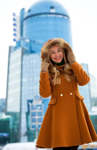 Jonge vrouw winter portret — Stockfoto