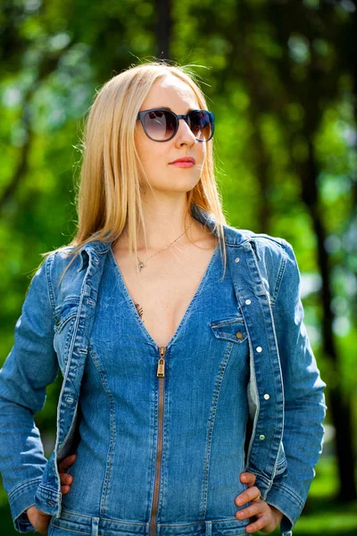 Kaunis blondi nainen aurinkolasit — kuvapankkivalokuva