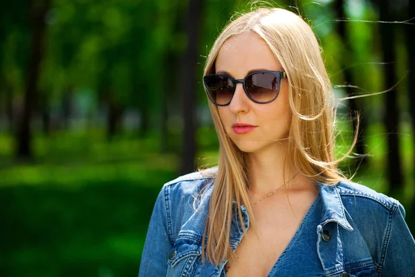 Schöne blonde Frau mit Sonnenbrille — Stockfoto